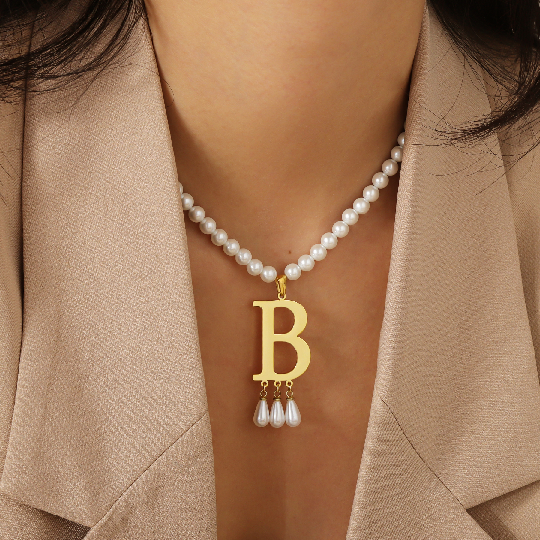 Customized Initial Pendant Lux – Pearl Trim Chain recenzja i cena