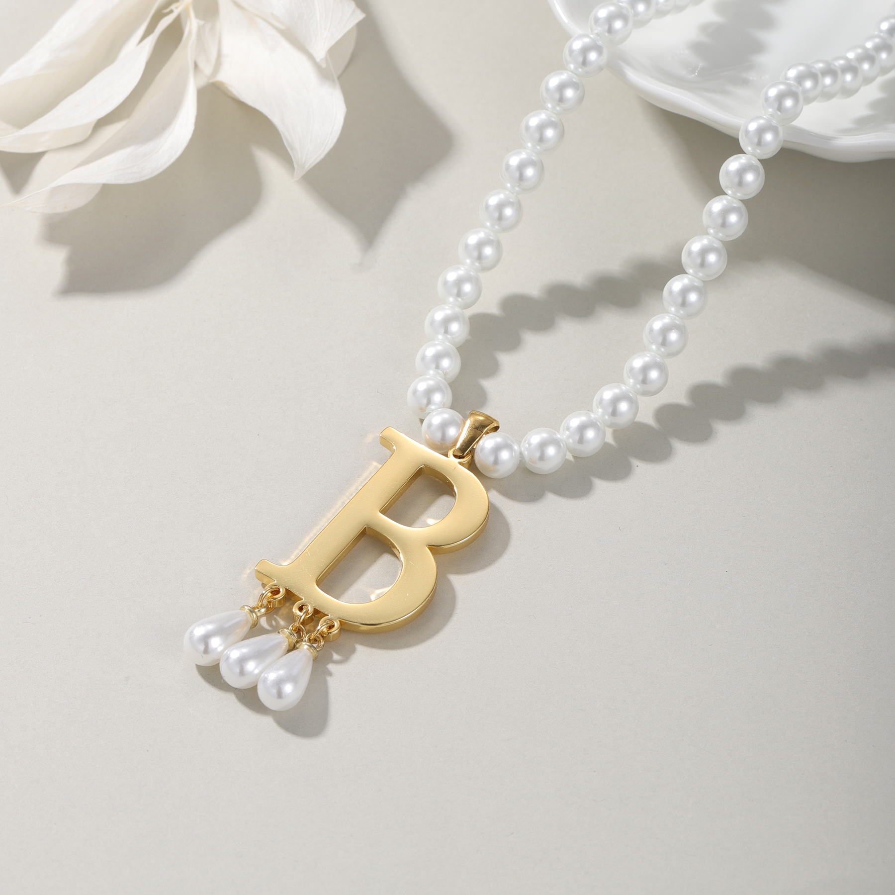 Customized Initial Pendant Lux – Pearl Trim Chain recenzja i cena