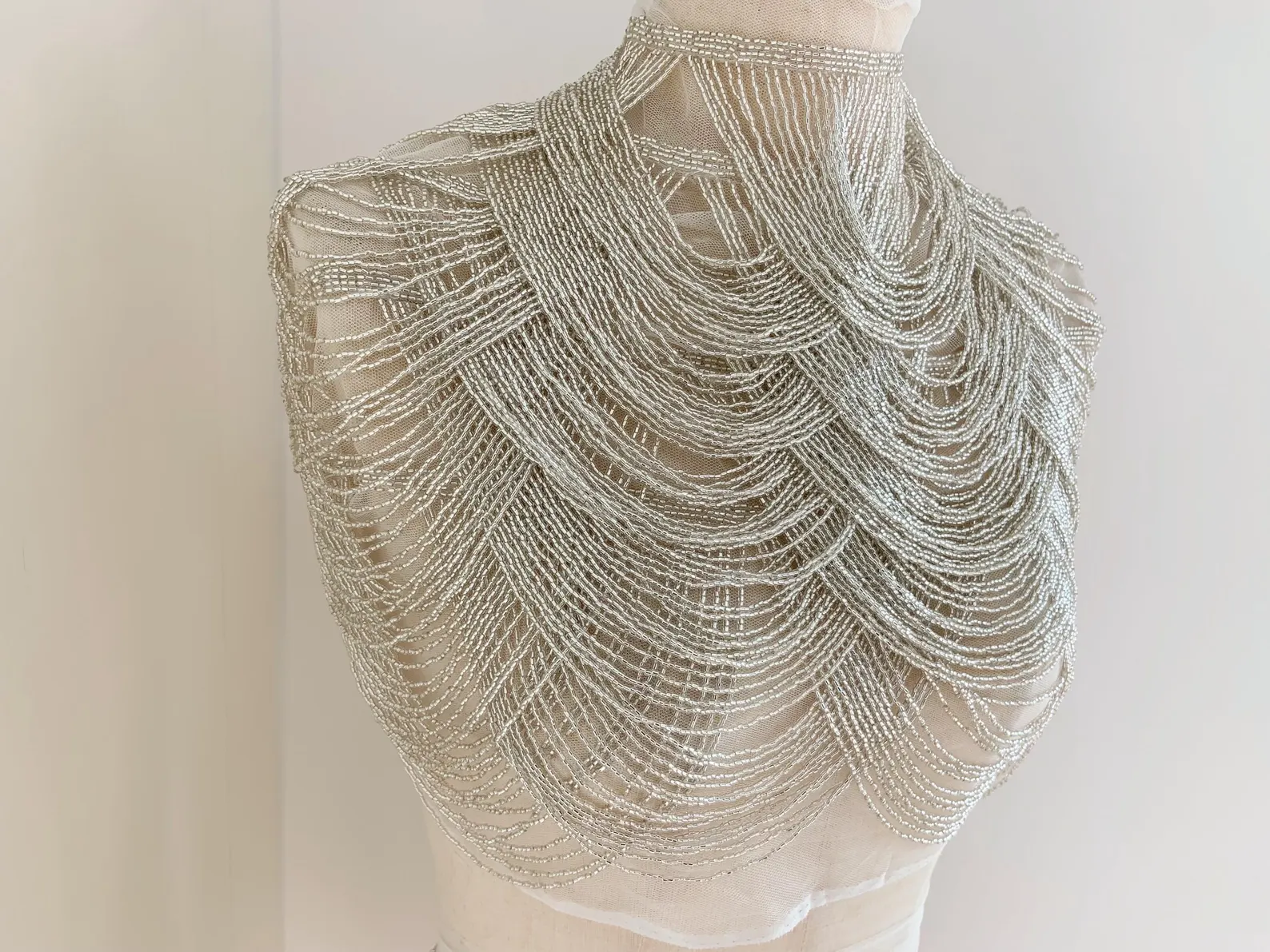 Silver Chains Cape Fabric, Bea – Beaded Trim Fringe recenzja i cena
